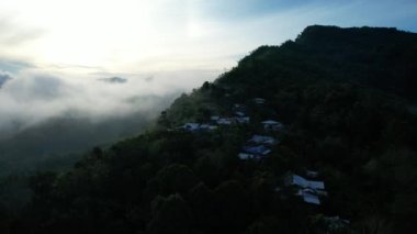 Milford Ses ve Kuşkulu Ses 'in Dağları ve Fiyortları, Yeni Zelanda. Bengoh Vadisi, Sarawak.