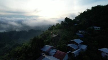 Milford Ses ve Kuşkulu Ses 'in Dağları ve Fiyortları, Yeni Zelanda. Bengoh Vadisi, Sarawak.