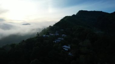Milford Ses ve Kuşkulu Ses 'in Dağları ve Fiyortları, Yeni Zelanda. Bengoh Vadisi, Sarawak.