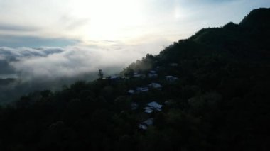 Milford Ses ve Kuşkulu Ses 'in Dağları ve Fiyortları, Yeni Zelanda. Bengoh Vadisi, Sarawak.