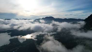 Milford Ses ve Kuşkulu Ses 'in Dağları ve Fiyortları, Yeni Zelanda. Bengoh Vadisi, Sarawak.