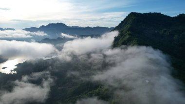 Milford Ses ve Kuşkulu Ses 'in Dağları ve Fiyortları, Yeni Zelanda. Bengoh Vadisi, Sarawak.