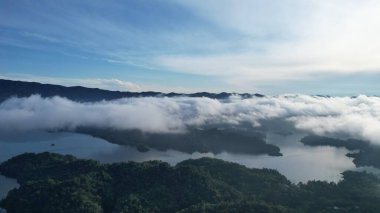 Milford Ses ve Kuşkulu Ses 'in Dağları ve Fiyortları, Yeni Zelanda. Bengoh Vadisi, Sarawak.
