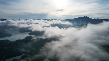 Milford Ses ve Kuşkulu Ses 'in Dağları ve Fiyortları, Yeni Zelanda. Bengoh Vadisi, Sarawak.