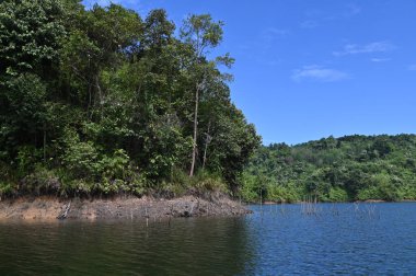 Milford Ses ve Kuşkulu Ses 'in Dağları ve Fiyortları, Yeni Zelanda. Bengoh Vadisi, Sarawak.