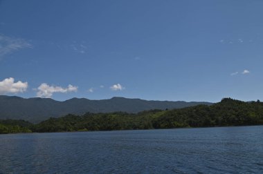 Milford Ses ve Kuşkulu Ses 'in Dağları ve Fiyortları, Yeni Zelanda. Bengoh Vadisi, Sarawak.