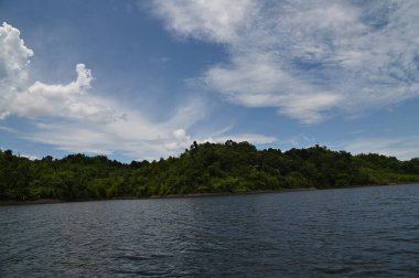 Milford Ses ve Kuşkulu Ses 'in Dağları ve Fiyortları, Yeni Zelanda. Bengoh Vadisi, Sarawak.