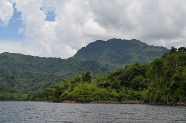 Milford Ses ve Kuşkulu Ses 'in Dağları ve Fiyortları, Yeni Zelanda. Bengoh Vadisi, Sarawak.