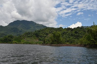 Milford Ses ve Kuşkulu Ses 'in Dağları ve Fiyortları, Yeni Zelanda. Bengoh Vadisi, Sarawak.