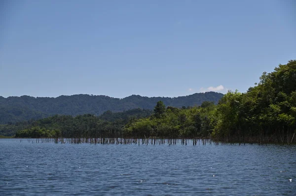 米尔福德声音和怀疑声音的山脉和峡湾 新西兰 沙捞越本戈谷地 — 图库照片