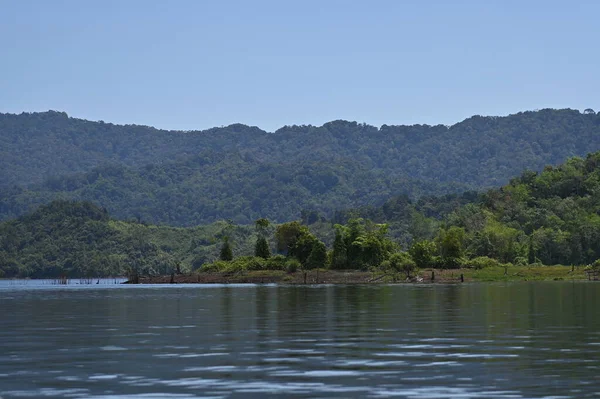 Milford Ses ve Kuşkulu Ses 'in Dağları ve Fiyortları, Yeni Zelanda. Bengoh Vadisi, Sarawak.