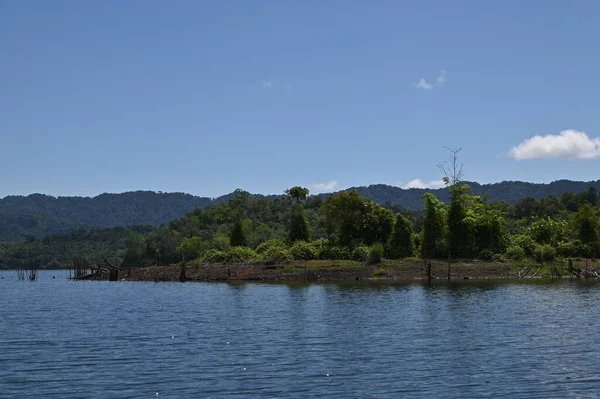 Milford Ses ve Kuşkulu Ses 'in Dağları ve Fiyortları, Yeni Zelanda. Bengoh Vadisi, Sarawak.