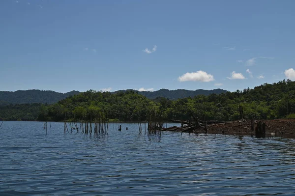 Milford Ses ve Kuşkulu Ses 'in Dağları ve Fiyortları, Yeni Zelanda. Bengoh Vadisi, Sarawak.