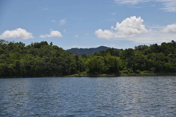 Milford Ses ve Kuşkulu Ses 'in Dağları ve Fiyortları, Yeni Zelanda. Bengoh Vadisi, Sarawak.