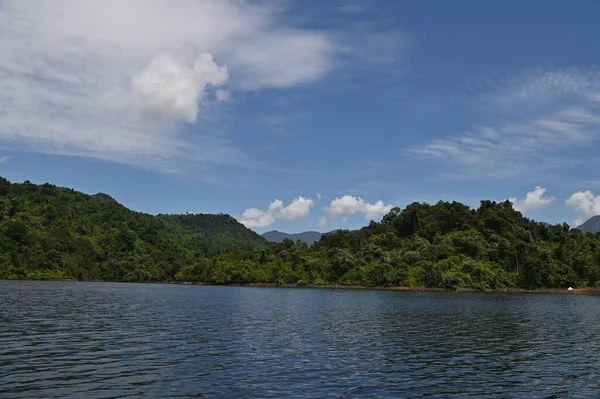 Milford Ses ve Kuşkulu Ses 'in Dağları ve Fiyortları, Yeni Zelanda. Bengoh Vadisi, Sarawak.