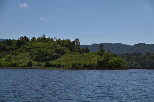 Milford Ses ve Kuşkulu Ses 'in Dağları ve Fiyortları, Yeni Zelanda. Bengoh Vadisi, Sarawak.