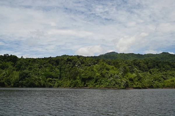 Milford Ses ve Kuşkulu Ses 'in Dağları ve Fiyortları, Yeni Zelanda. Bengoh Vadisi, Sarawak.