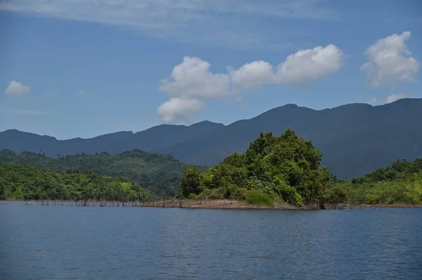 米尔福德声音和怀疑声音的山脉和峡湾 新西兰 沙捞越本戈谷地 — 图库照片