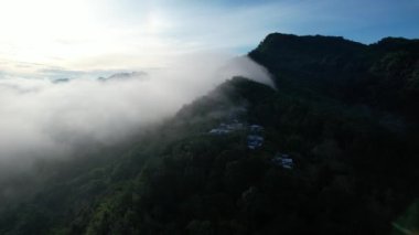 Milford Ses ve Kuşkulu Ses 'in Dağları ve Fiyortları, Yeni Zelanda. Bengoh Vadisi, Sarawak.