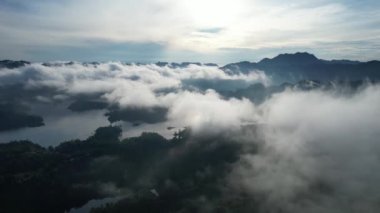 Milford Ses ve Kuşkulu Ses 'in Dağları ve Fiyortları, Yeni Zelanda. Bengoh Vadisi, Sarawak.