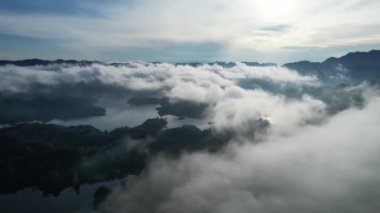 Milford Ses ve Kuşkulu Ses 'in Dağları ve Fiyortları, Yeni Zelanda. Bengoh Vadisi, Sarawak.