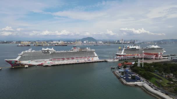 2022年9月20日 いくつかのクルーズ船とのスウィートナム クルーズ ターミナル Docking — ストック動画