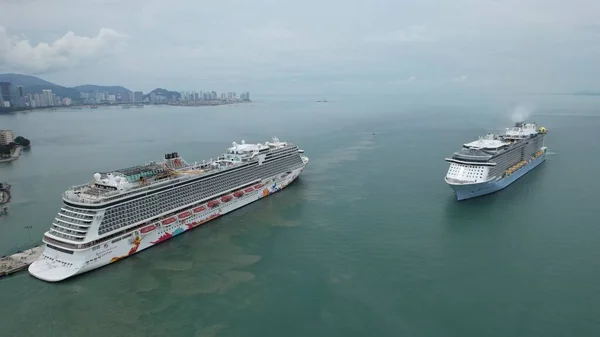 2022年9月20日 いくつかのクルーズ船とのスウィートナム クルーズ ターミナル Docking — ストック写真