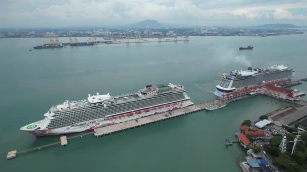2022年9月20日 いくつかのクルーズ船とのスウィートナム クルーズ ターミナル Docking — ストック動画