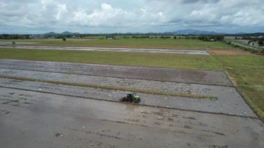 Malezya, Kedah 'daki Paddy Rice Tarlalarını tarayan traktörler