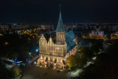 Gece Kalininingrad şehir merkezindeki Katedral 'in hava manzarası, gece manzarası, Immanuel Kant adası..