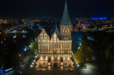 Gece Kalininingrad şehir merkezindeki Katedral 'in hava manzarası, gece manzarası, Immanuel Kant adası..