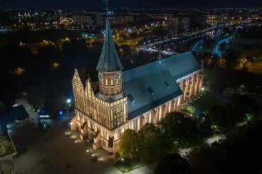 Gece Kalininingrad şehir merkezindeki Katedral 'in hava manzarası, gece manzarası, Immanuel Kant adası..