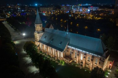 Gece Kalininingrad şehir merkezindeki Katedral 'in hava manzarası, gece manzarası, Immanuel Kant adası..