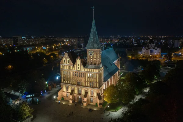 Gece Kalininingrad şehir merkezindeki Katedral 'in hava manzarası, gece manzarası, Immanuel Kant adası..