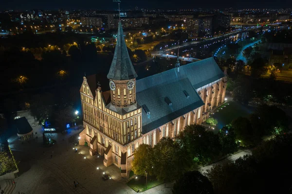 Vue aérienne de la cathédrale dans le centre-ville de Kaliningrad la nuit, paysage urbain nocturne, île d'Emmanuel Kant. — Photo