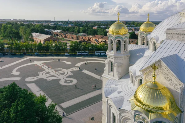 Vista panorâmica da altura da Catedral Naval de São Nicolau, o Maravilha, em Kronstadt. Praça Âncora. Ilha Kotlin. — Fotografia de Stock