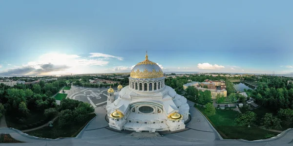 Vista aérea panorámica de 360 grados de la Catedral Naval de San Nicolás el Maravilloso en Kronstadt. Isla Kotlin. — Foto de Stock