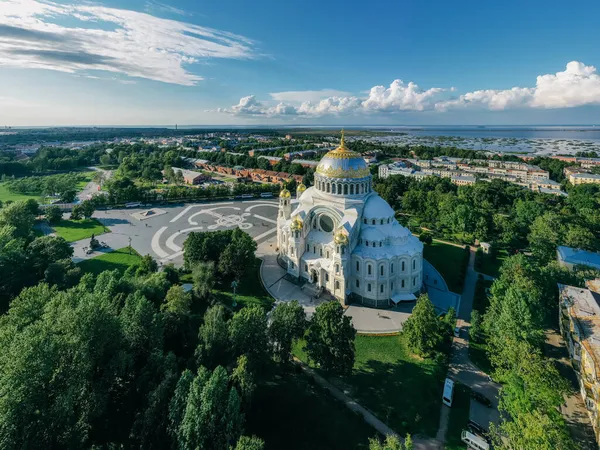Vista panorámica de la Catedral Naval de San Nicolás el Maravilloso en Kronstadt. Zona de anclaje. Isla Kotlin. — Foto de Stock