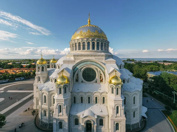 Uma vista de cima na fachada da Catedral Naval de São Nicolau, o Maravilha em Kronstadt. Ilha Kotlin. — Fotografia de Stock