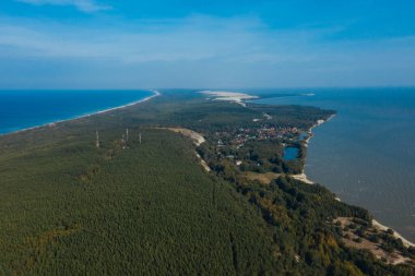 Curonian Gölünü Baltık Denizi 'nden ayıran dar ve uzun kumlu kılıç şeklinde bir kara şeridi manzarası. Curonian Tükürüğünün gri kum tepeleri.