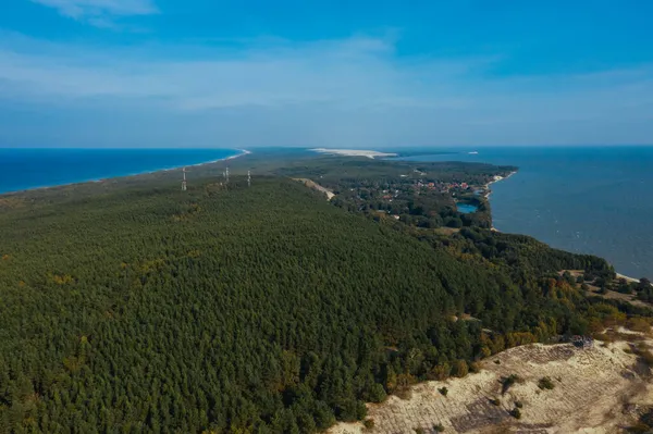Una vista desde una altura de una estrecha y larga franja de tierra en forma de sable de arena que separa la laguna de Curlandia del mar Báltico. Dunas de arena gris de la saliva curónica. —  Fotos de Stock