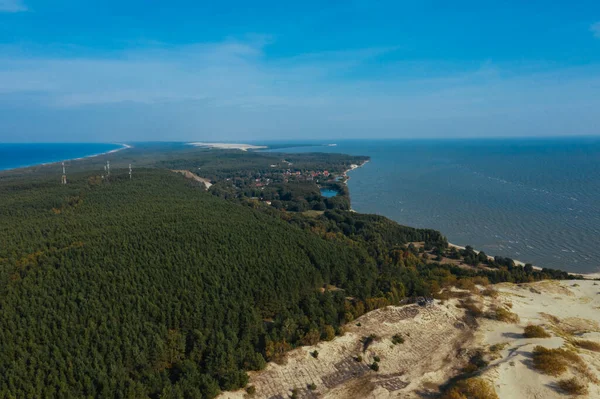 Вид с высоты узкой и длинной песчаной сабельной полосы, отделяющей Куршскую лагуну от Балтийского моря. Серые песчаные дюны Куршской косы. — стоковое фото