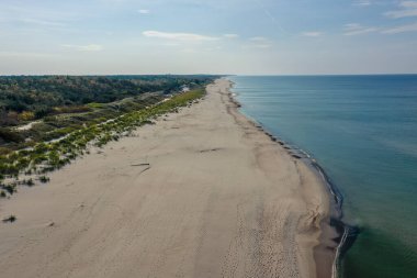 Beyaz kumsal. Baltık Denizi Costline 'a bakın. Curonian Spit, dalgalı deniz manzarası. Seyahat ve tatil kavramı