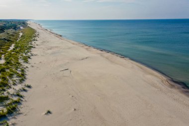 Beyaz kumsal. Baltık Denizi Costline 'a bakın. Curonian Spit, dalgalı deniz manzarası. Seyahat ve tatil kavramı