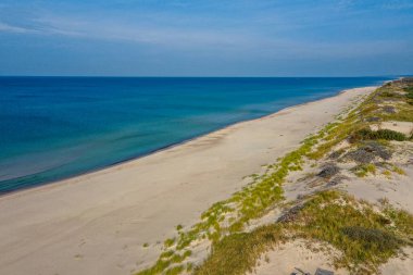 Beyaz kumsal. Baltık Denizi Costline 'a bakın. Curonian Spit, dalgalı deniz manzarası. Seyahat ve tatil kavramı