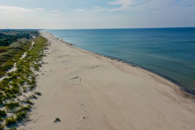 Beyaz kumsal. Baltık Denizi Costline 'a bakın. Curonian Spit, dalgalı deniz manzarası. Seyahat ve tatil kavramı