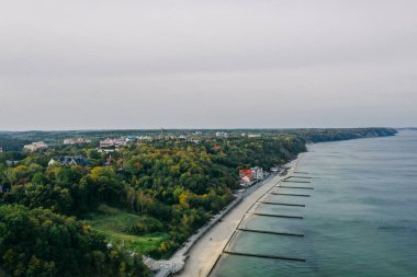 Baltık Denizi kıyısının panoramik hava manzarası ve tatil beldesi Svetlogorsk 'taki gezinti alanı, sahil, dalgalar dalgaların dalgalanması, Eski ahşap tepeler. Kalininingrad bölgesi