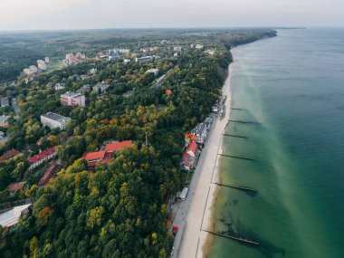 Baltık Denizi kıyısının panoramik hava manzarası ve tatil beldesi Svetlogorsk 'taki gezinti alanı, sahil, dalgalar dalgaların dalgalanması, Eski ahşap tepeler. Kalininingrad bölgesi