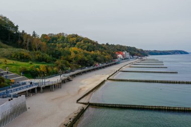 Baltık Denizi kıyısının panoramik hava manzarası ve tatil beldesi Svetlogorsk 'taki gezinti alanı, sahil, dalgalar dalgaların dalgalanması, Eski ahşap tepeler. Kalininingrad bölgesi