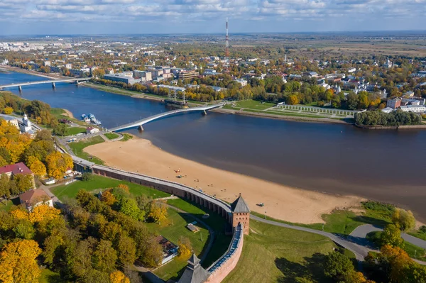 在Veliky Novgorod的克里姆林宫的全景鸟瞰 在城市的金秋 黄色的树梢 Volkhov河上的一座桥 城市的沙滩 一座要塞 — 图库照片